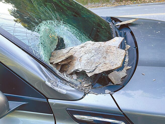 台東民眾蘇小姐4日前往知本上班途中，車輛遭多塊落石擊中，導致車身多處受損、前擋風玻璃破洞。（蔡旻妤攝）