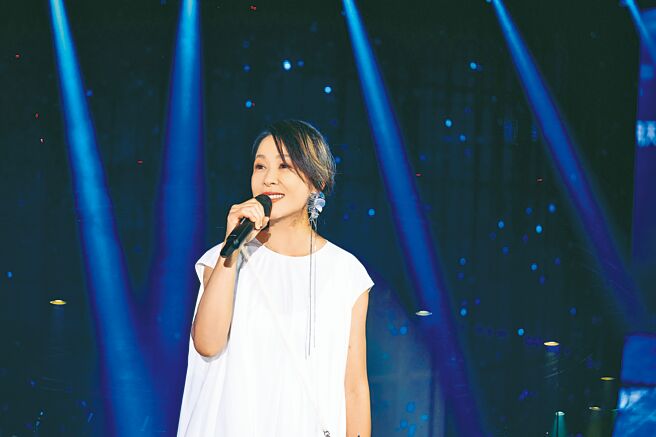 劉若英以全新造型在無鍚開唱。（相信音樂提供）