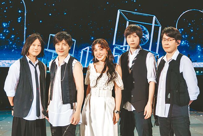丁噹（中）首次擔任五月天演唱會嘉賓。（相信音樂提供）