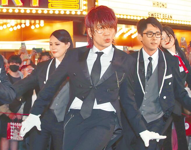 TANAKA（中）4日惊喜现身西门町街头跳〈晚安大小姐〉。（陈君玮摄）