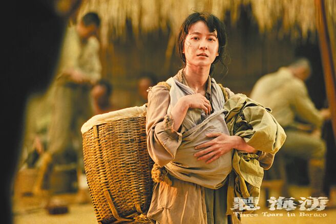 連俞涵在《聽海湧》中帶著孩子在戰俘營生存。（公視提供）