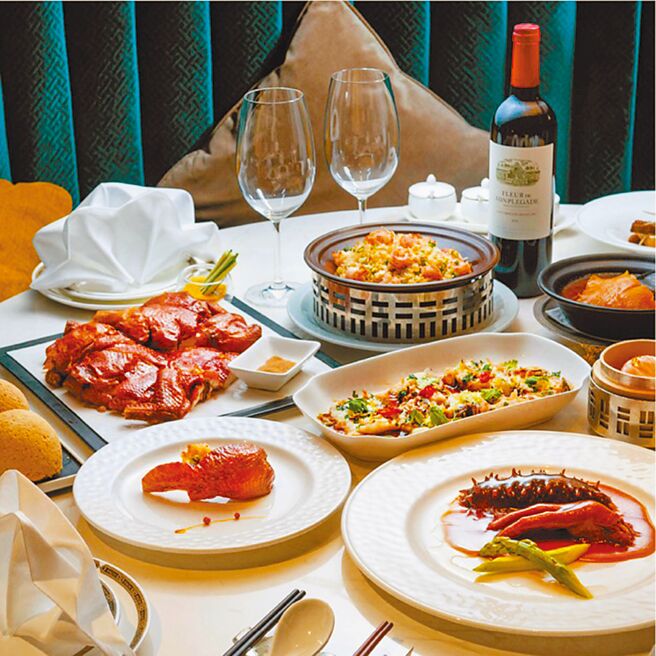 新光三越名人坊豪華十人佳肴，推薦價2萬1800元。（新光三越提供）飲酒過量 有害健康