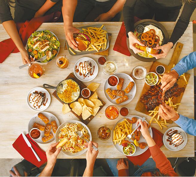 宏匯廣場TGI FRIDAYS歡聚四人餐，推薦價4099元。（宏匯廣場提供）飲酒過量 有害健康