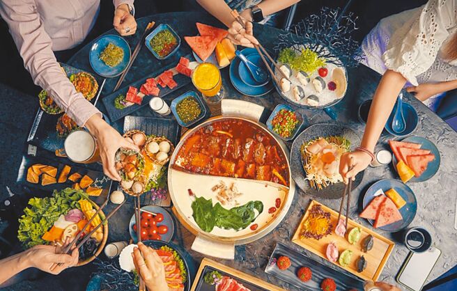 遠東Garden City潮美食公園，湊湊火鍋.茶憩父親節經典四人餐，4430元。（SOGO提供）飲酒過量 有害健康