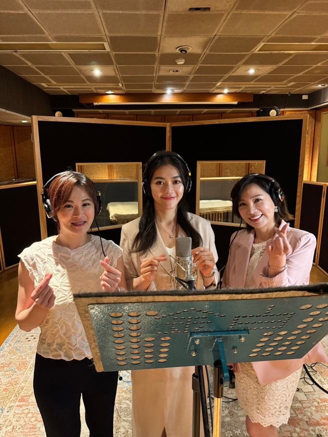 劉方慈、林靖芬兩位女主播，攜手在YT擁有千萬觀看次數的台語歌手麗蓉（絨），和王皖佳、詹凌瑀、璽硯、蘇鈺翔、吳拱陽等專業歌手，連袂錄2首佛曲，趕在農曆七月初一「開鬼門」前上線。(戴志揚翻攝)
