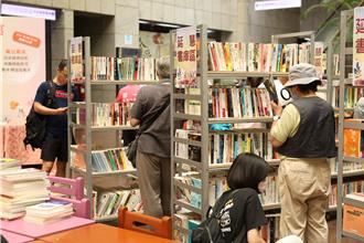 北市延慧書庫免費送書 15顆電池換好書、再享咖啡喝