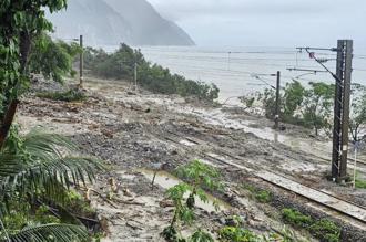 小清水溪桥西正线遭土石流冲毁 台铁8日起10列车停驶
