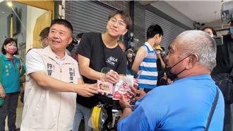 賀「麟洋配」奧運再奪金 許智傑豪送200份雞排現人潮