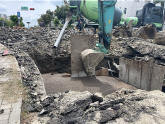 南科蓮潭里道路「塌陷半人高」 地底藏大洞須補70立方米混凝土
