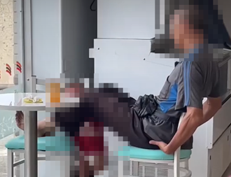 父屈膝「雙腿掛娃」 兒超商內嚎啕大哭！網罵翻：很可惡