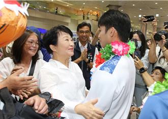 盧秀燕接機楊勇緯、林真豪 獻上「愛的抱抱」強調做選手後盾