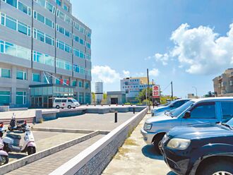 喬債大亂鬥 醫院前開車衝撞傷者