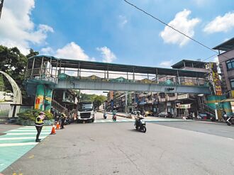 基隆南榮國小天橋9日晚拆除