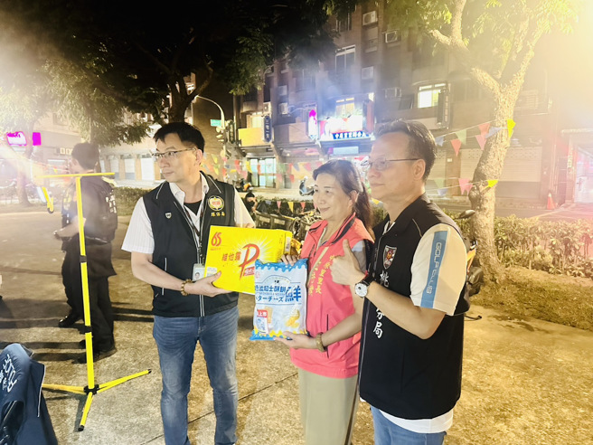 中原里里長王秀璞帶著飲料及點心至現場慰勞勤務人員。（翻攝畫面）