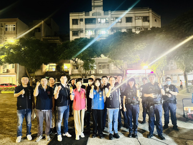 中原里王秀璞里長帶著飲料及點心至現場慰勞勤務人員。（翻攝畫面）