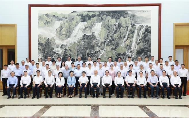 哪些专家能被中央邀请到北戴河休假？图为8月3日受习近平总书记委托，蔡奇在北戴河看望暑期休假专家。（新华社）