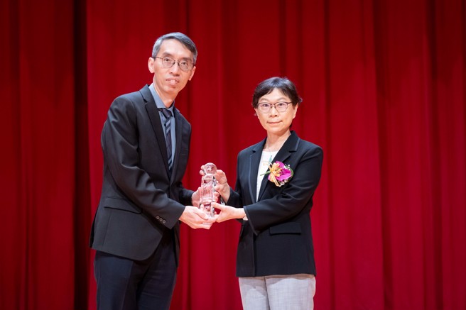 台灣人壽暨中信產險榮獲2024保險信望愛8獎項，金管會保險局局長王麗惠(圖右)頒發最佳保險專業大獎予台灣人壽代理總經理謝壯堃。／台灣人壽提供