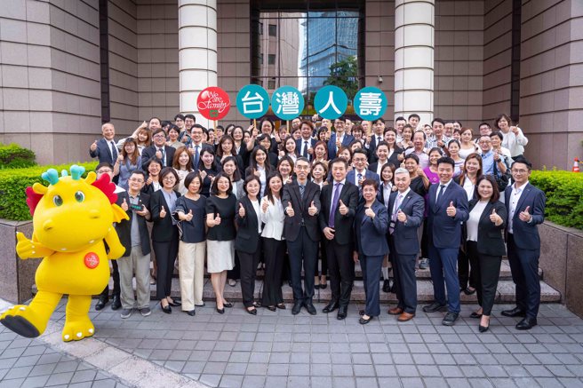 台灣人壽暨中信產險榮獲2024保險信望愛4大獎、4優選，代理總經理謝壯堃與團隊共享榮耀。／台灣人壽提供