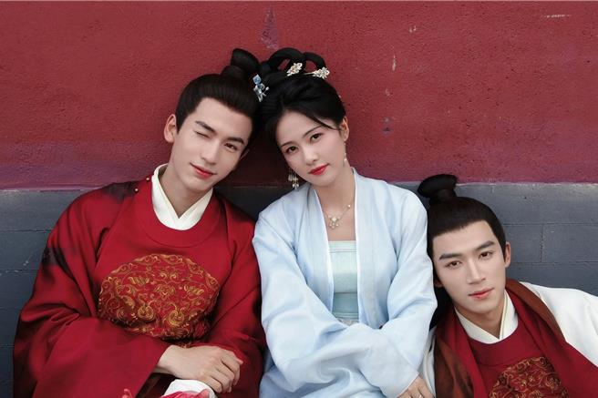 張凌赫（左起）、白鹿、王星越三人戲外感情好。（中天娛樂台提供）