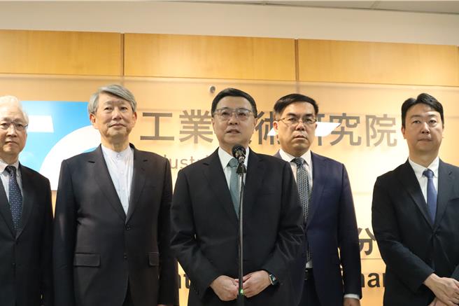 行政院长卓荣泰（中）认为现在不是公布水电双涨的好时机。（邱立雅摄）