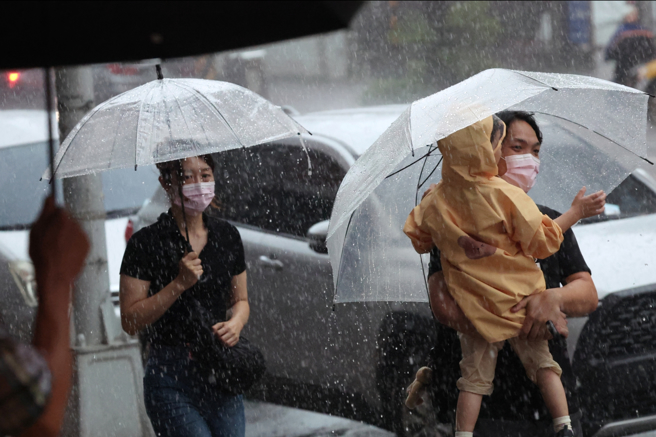 中央氣象署中午發布大雨特報，中南部地區及苗栗山區有局部大雨發生機率。（鄧博仁攝）