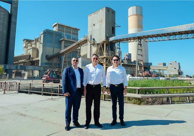 泥今年7月依循1.5°C路径，减碳目标再提升。图为台泥收购的欧洲水泥厂，中间为董事长张安平。(台泥提供)