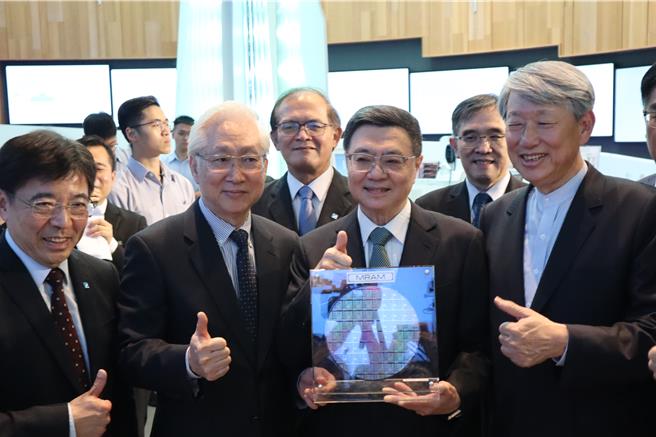 行政院長卓榮泰（左三）認為面對奧運，國人只要站在以台灣為主體替國手加油就好。（邱立雅攝）