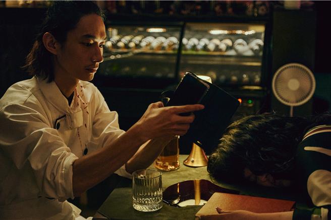 黃河（左）把唐綺陽「做掉」。（CATCHPLAY＋提供）