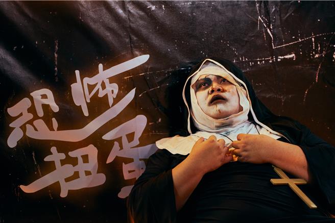 蛇丸開箱恐怖扭蛋。（CATCHPLAY＋提供）