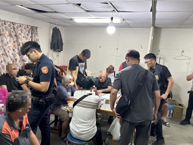 警方攻坚进入赌场，当场查获业者与赌客共45人。（民眾提供／宝智华台南传真）