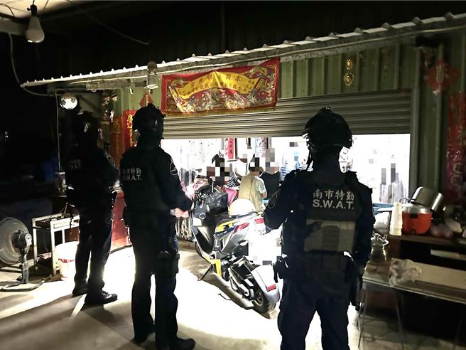 台南市第三警分局及保安警察大队攻坚破获天九牌职业赌场。（民眾提供／宝智华台南传真）