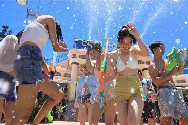 狂贺台湾羽球队拿下金牌，花莲观光业者纷纷推出优惠活动，海洋公园推出与「麟洋」同月生日可免费入园，活动加码中。（海洋公园提供／王志伟花莲传真）