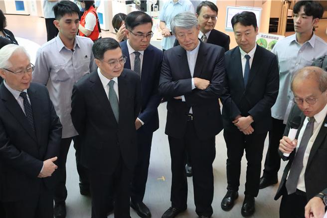 行政院長卓榮泰（左二）6日視察工研院時，針對台灣免簽國下滑，表示期待台灣與世界國家交流時，不要受到政治議題干擾。（邱立雅攝）