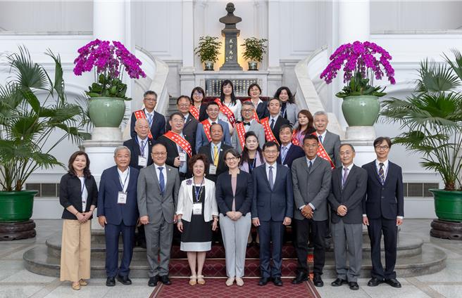 副總統蕭美琴6日接見「第29、30屆中部地區傑出經理獎及伯樂獎」得獎人(總統府提供)