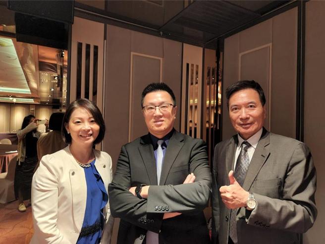 捷迅總經理孫鋼銀、副總葉子菁、特助楊永華。圖／邱莉玲