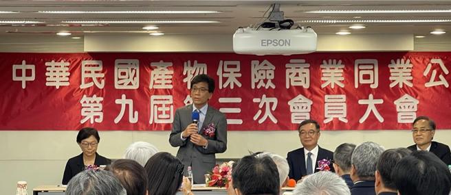 從左至右，分別是金管會保險局局長 王麗惠、金管會主任委員彭金隆、產險公會理事長李松季及保發中心董事長簡仲明。圖／黃惠聆