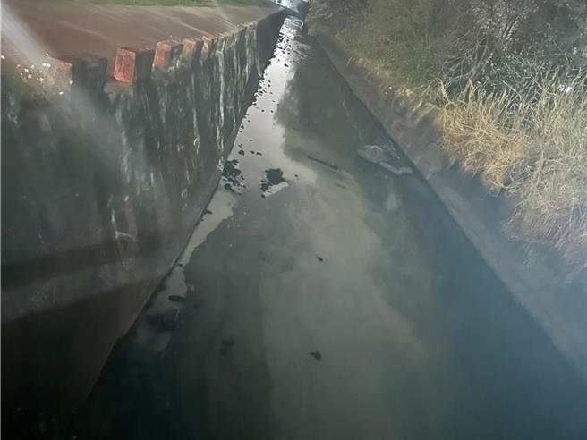 強酸廢水亂倒台中烏日溝渠，2不良業者遭判1年8月、1年6月。（台中地檢署提供／李易昌台中傳真）