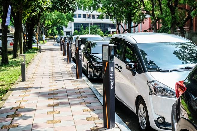 新竹县政府去年在县政八街试办「停车柱」的智慧停车系统，成效良好，扩大智慧停车至县政七街将在16日启用。（罗浚滨摄）