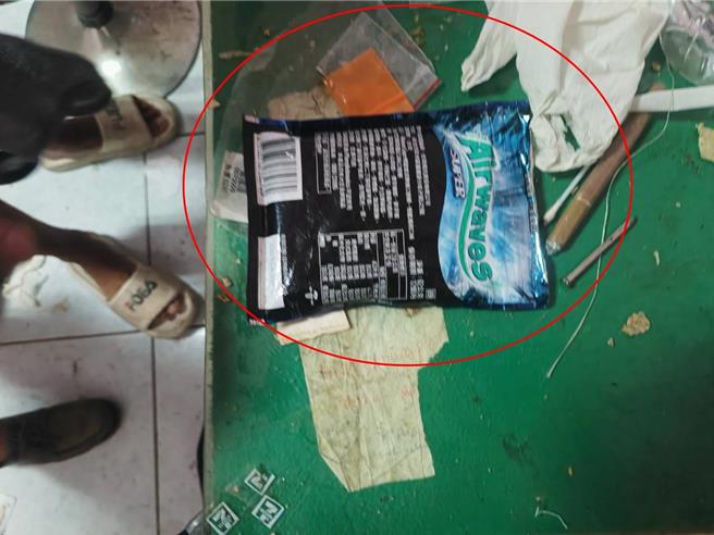 在警方不斷詢問下，羅男竟將放在口袋的AIRWAVES口香糖袋內取出1包毒品。（中市警二分局提供／馮惠宜台中傳真）