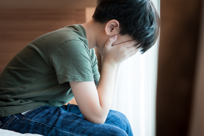 一名男孩姓吴名叫「仁耀」，常因谐音「无人要」被同学取笑。（图：shutterstock／达志）
