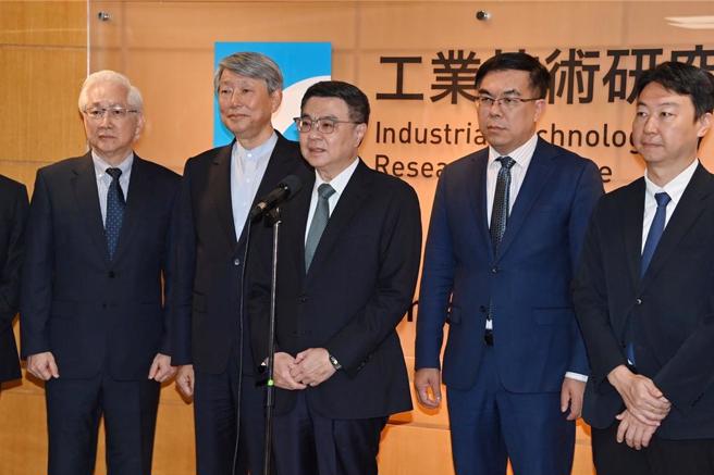 经济部长郭智辉昨日受访表示，台湾水价已经20多年没有调整，希望能够反映一下成本，台水已经准备相关方案。不过，行政院长卓荣泰今表示，还不到任何决定或要对外公布的时候。（行政院提供）