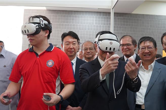 行政院长卓荣泰（中）戴上 VR训练模组。（邱立雅摄）