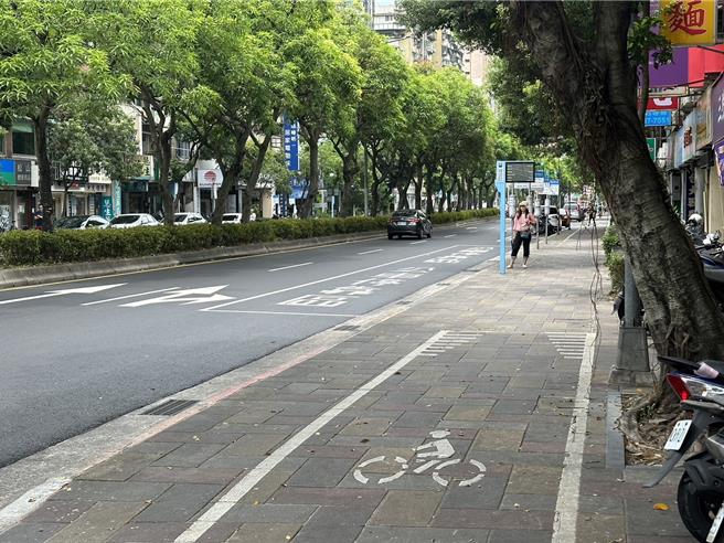 台北市松山路321号公车站牌前，自行车道突然终止且未设立牌面，仅在终止处画上锯齿状线条，让骑乘自行车民眾无所适从。（台北市议员詹为元提供／刘彦宜台北传真）