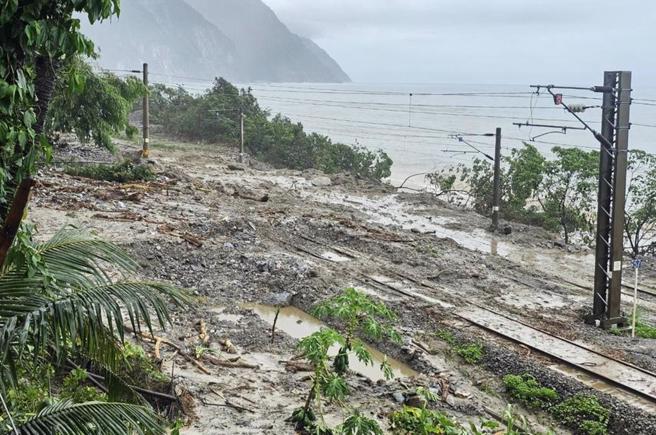 台铁崇德=和仁间遇土石流侵袭，东正线8月2日抢通后，先以单线双向行车。（本报资料照）