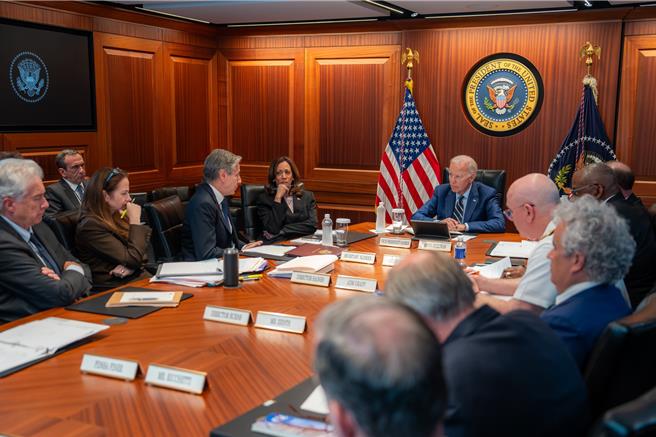 美國總統拜登於當地時間5日與國安團隊在白宮戰情室就中東局勢開會。取自拜登官方臉書