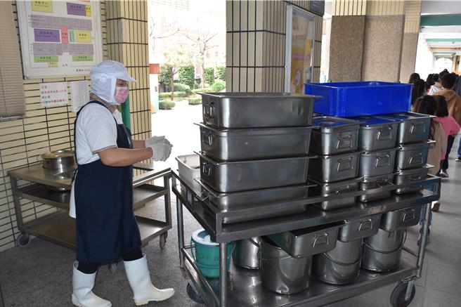 苗栗县政府教育处强化推广学校营养午餐使用苗栗在地食材，以及「班班喝鲜乳」政策。（谢明俊摄）