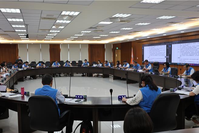 苗栗县政府县务会议教育处报告强化推广学校营养午餐使用苗栗在地食材，以及「班班喝鲜乳」政策。（谢明俊摄）