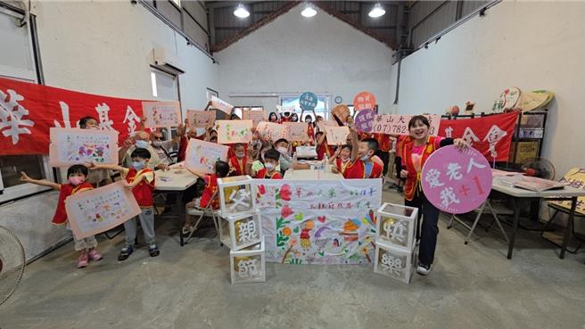 华山大寮站举办父亲节18周年茶会。（翻摄照片／洪靖宜高雄传真）