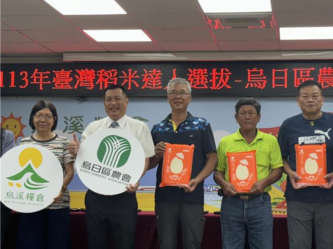 台中市烏日區農會6日舉辦稻米競賽，由農友林凡閔（中）以92.5分勝出，他分享，「十年如一日的照顧」，是他種稻的心得與祕訣。（潘虹恩攝）