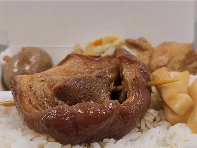 彰化知名小吃中，爌肉饭受到许多老饕欢迎。（孙英哲摄）